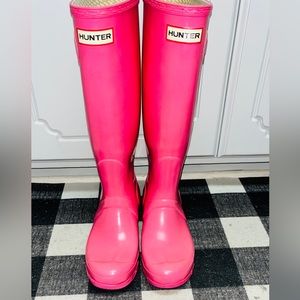 The original tall hunter rain boot Wellies in pink.